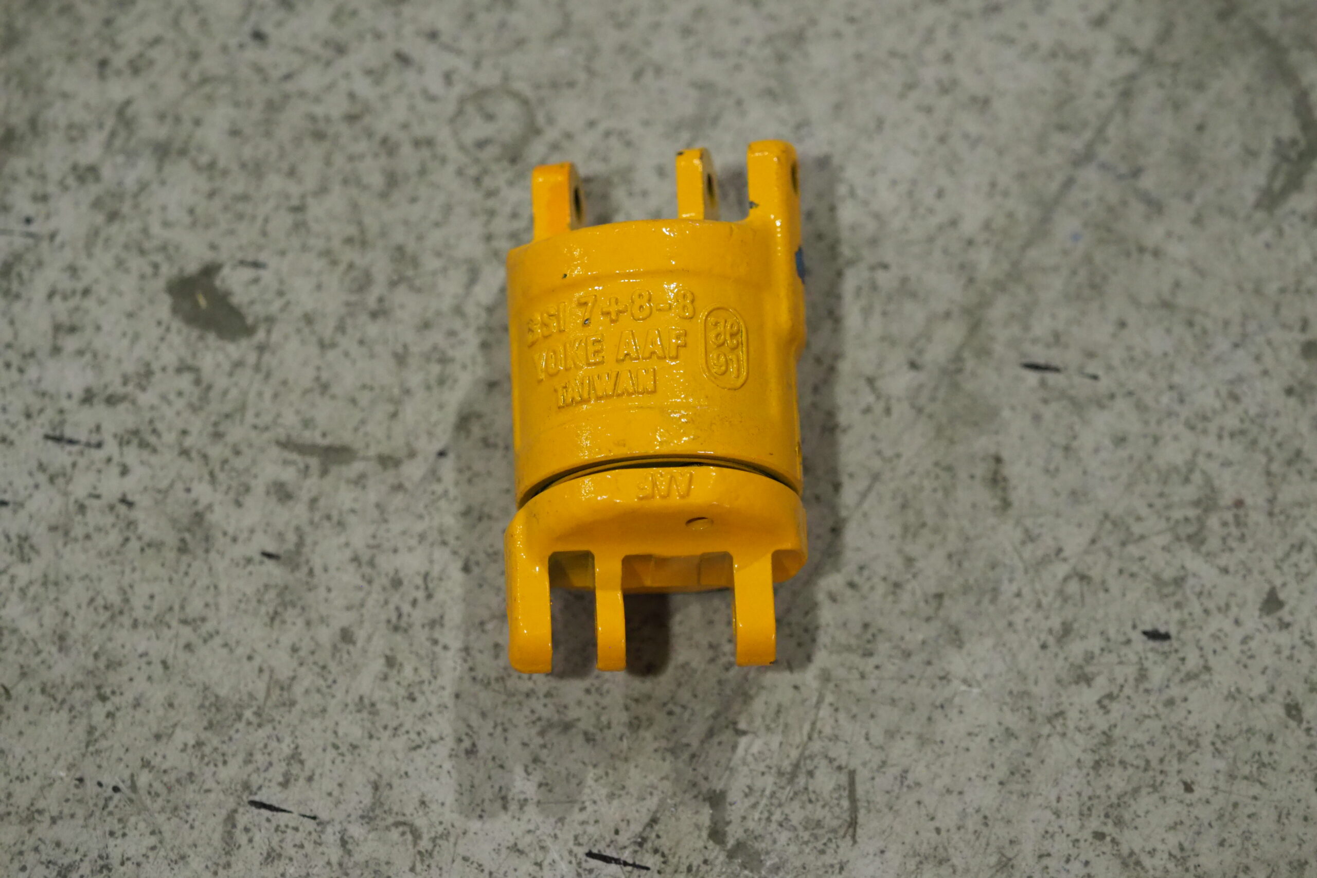 Swivel for drum lifter